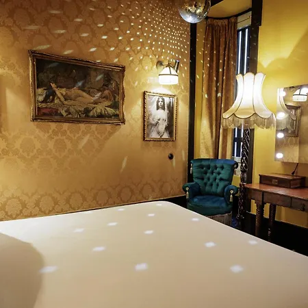 Guest house Pensao Madam's 4*